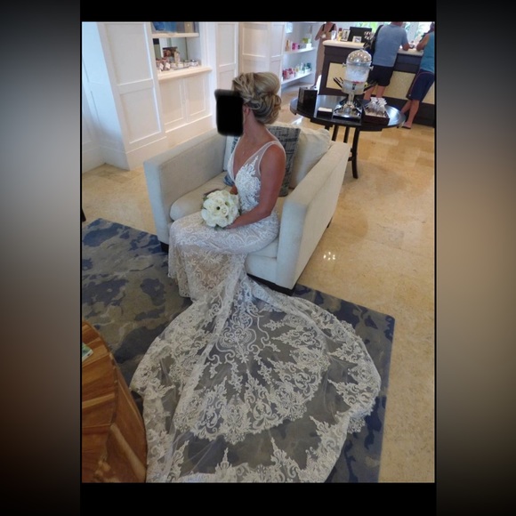 Wedding dress - Picture 1 of 6